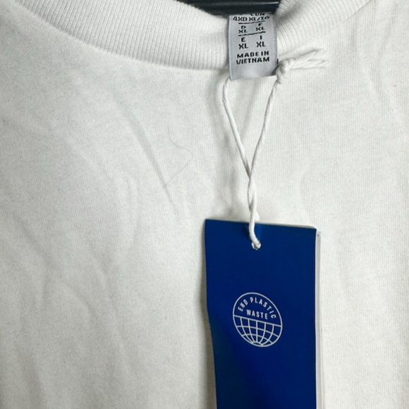 Adidas Classic Logo T-Shirt - Sporty Comfort with Style - Picture 2 of 3